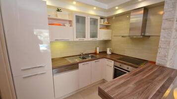 Leilighet – standard, adgang til basseng, utsikt mot bukt | Eget kjøkken | Kjøleskap, mikrobølgeovn (på forespørsel), ovn og oppvaskmaskin