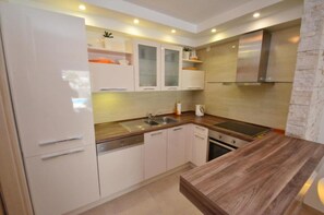 Apartamento estándar, acceso a la piscina, vistas a la bahía | Cocina privada | Frigorífico, microondas (previa solicitud), horno y lavavajillas