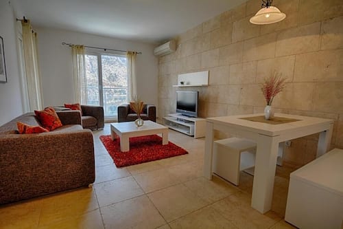 Comfort-Apartment, Balkon, Buchtblick | Wohnbereich | 40-Zoll-Smart-TV mit Kabelempfang, Fernseher