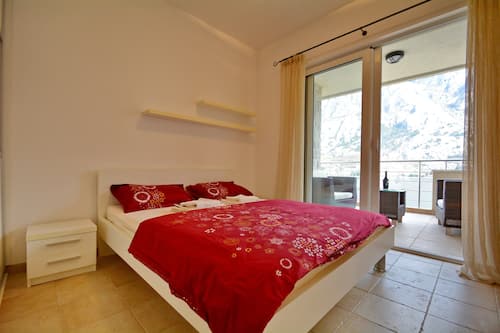 1 bedroom, individually decorated, individually furnished, desk