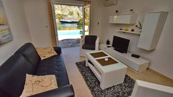 Comfort Apartment, Pool Access, Bay View | Living area | 40-inch Smart TV with cable channels, TV