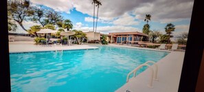 Utomhuspool och uppvärmd pool