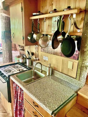 Kokeplater, kaffetrakter/tekoker, kjøkkenutstyr og spisebord