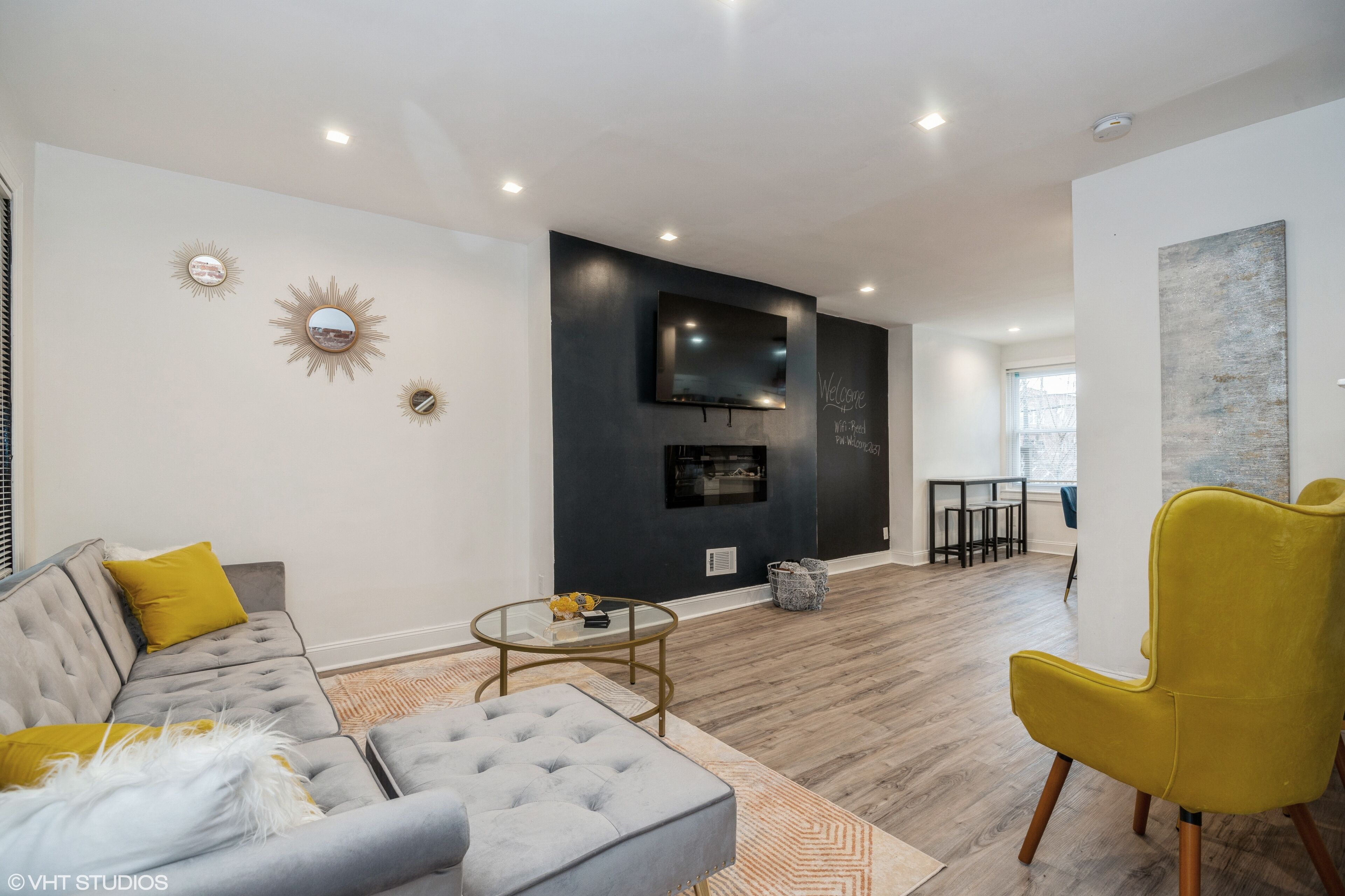 Fantastic 3 bedroom, 1.5 bath Townhouse located in the heart of Elmwood Park 