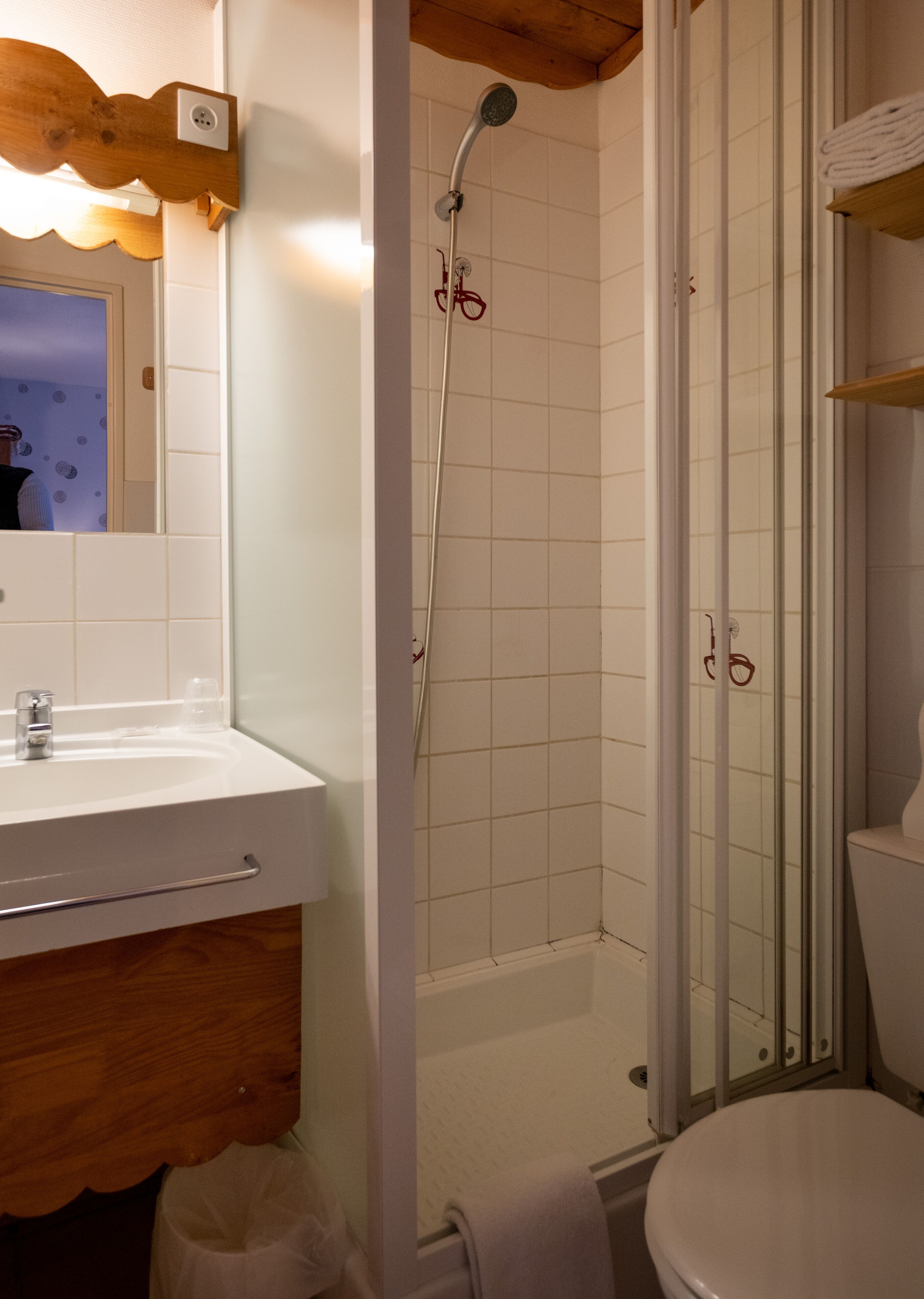 Un baño con ducha, inodoro y lavamanos.