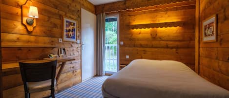 Habitación clásica | Ropa de cama de alta calidad, muebles diferentes y escritorio