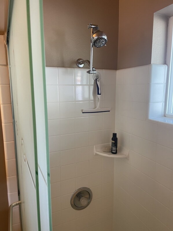 Regadera, toallas, papel de baño