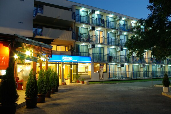Un hotel amb diversos balcons i una zona de recepció.