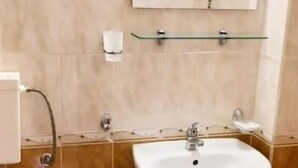 Ein Badezimmer mit Toilette, Waschbecken und Spiegel.