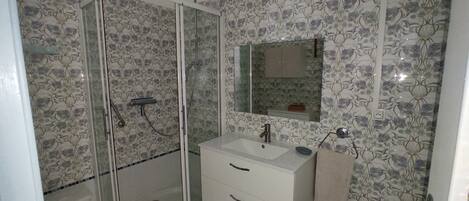 Douche, séchoir à cheveux, serviettes fournies, savon