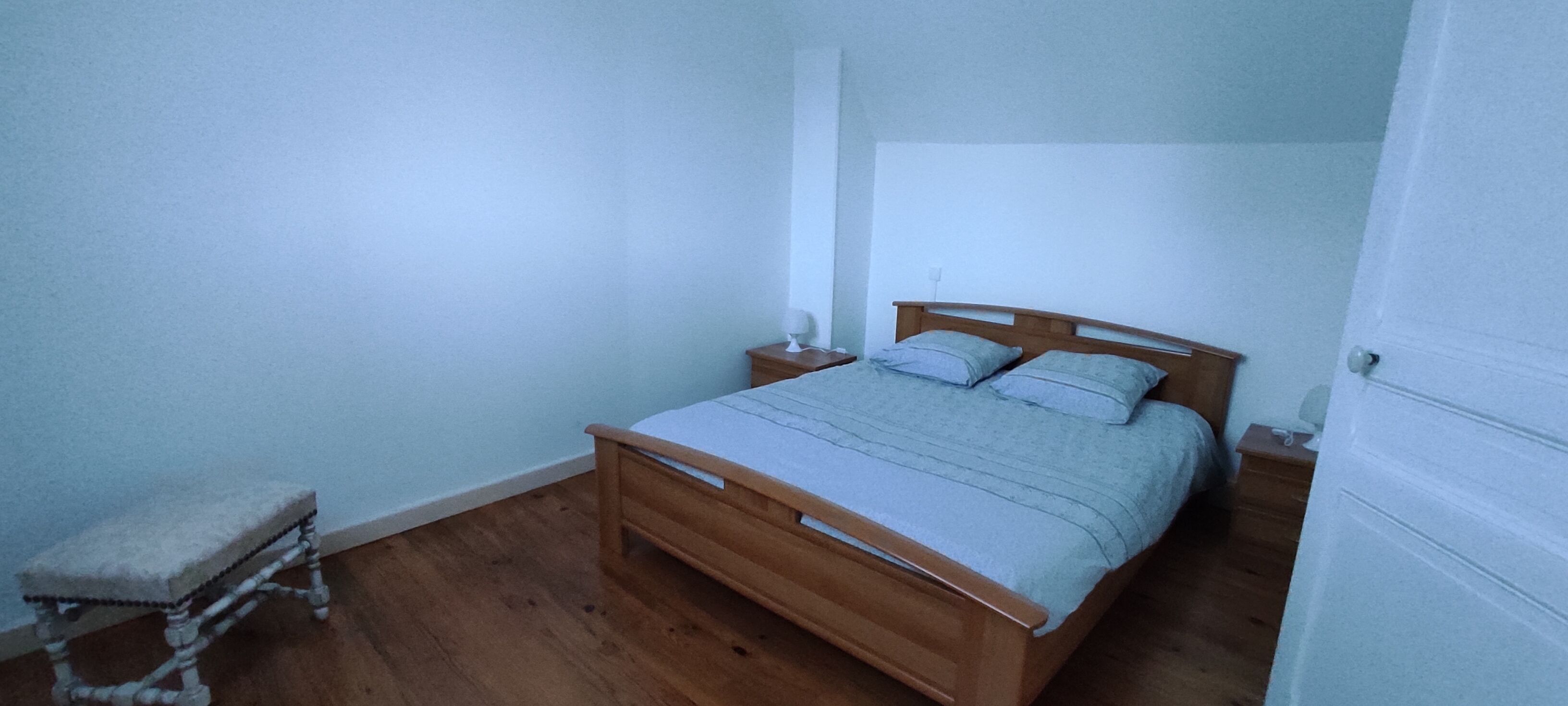 2 slaapkamers, een bureau, een strijkplank/strijkijzer, wifi