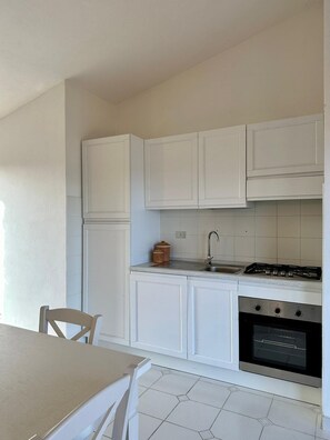 Frigorifero, forno, piano cottura, lavastoviglie