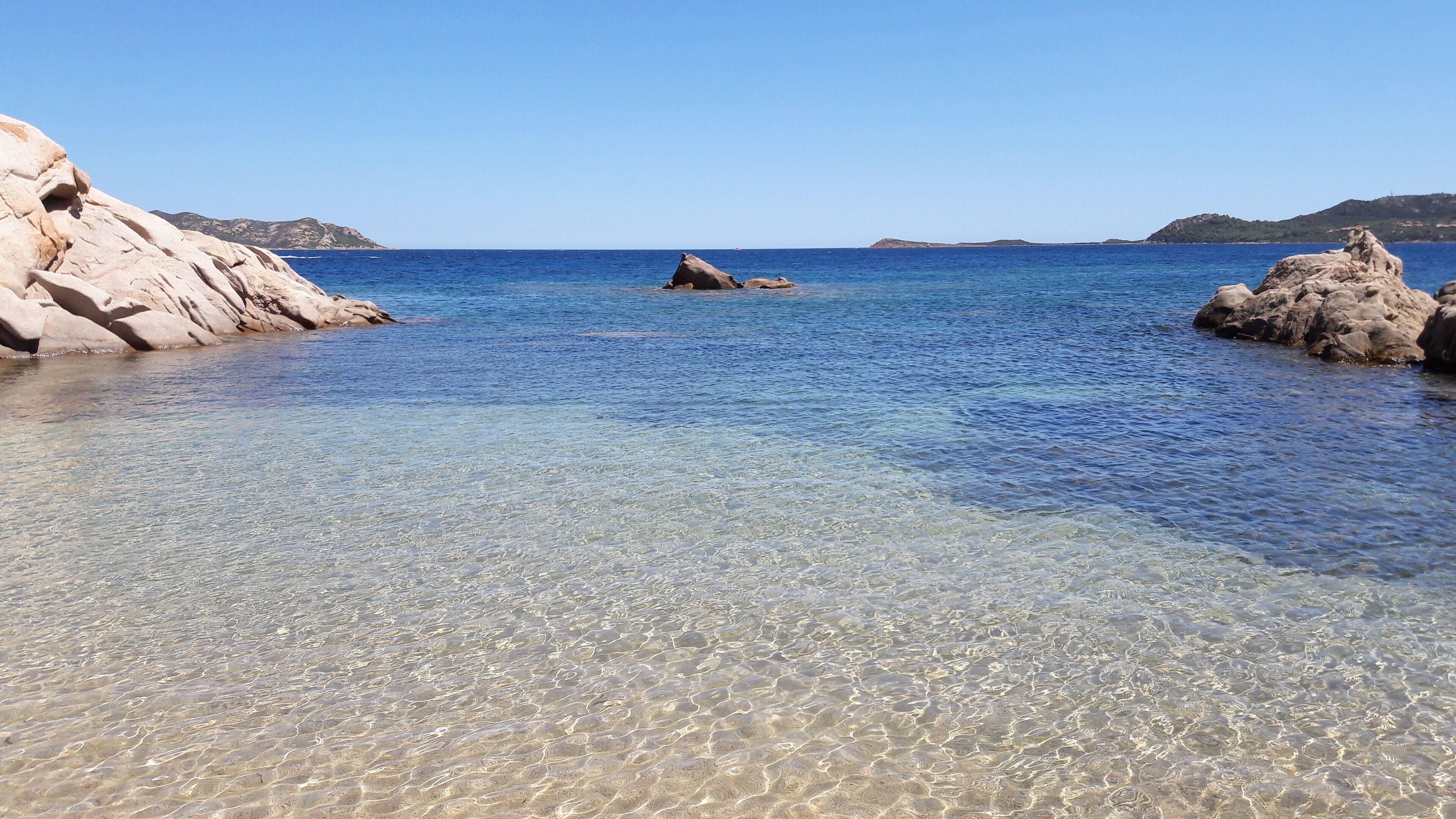 Ligstoelen aan het strand