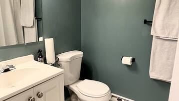 Douche, serviettes fournies, savon, shampoing