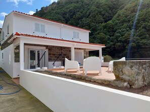 Terrace/patio - Casa do Sanguinho - Faial da Terra. Nature on the doorstep, trails and the sea. (Faial da Terra)