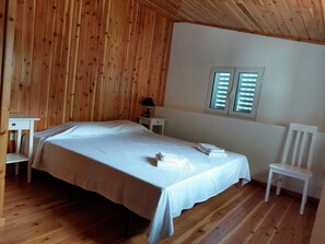 2 bedrooms, travel crib, free WiFi, bed sheets - Casa do Sanguinho - Faial da Terra. Nature on the doorstep, trails and the sea. (Faial da Terra)