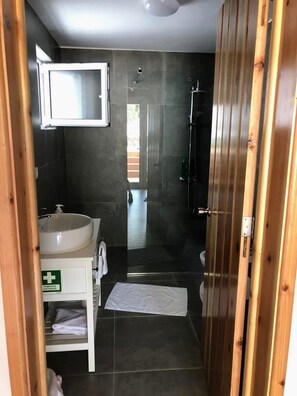Dusche, Haartrockner, Bidet, Handtücher