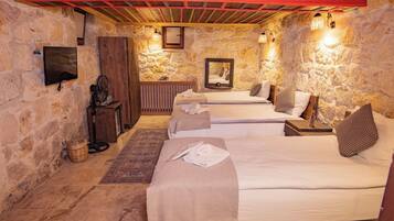 Superior Room | 1 bedroom, minibar, in-room safe, laptop workspace