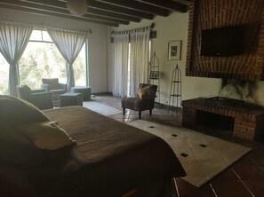 5 bedrooms, WiFi, bed sheets, wheelchair access - VILLA LUX AVANDARO (Valle de Bravo)