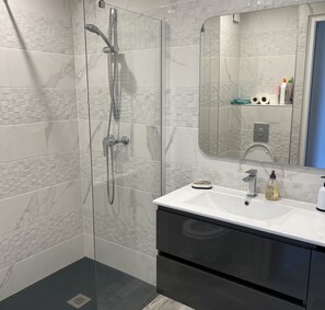 Dusche, Haartrockner, Handtücher