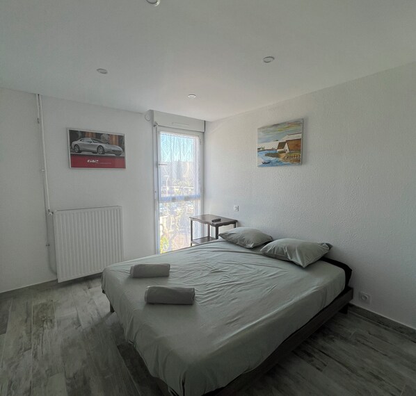2 bedrooms, bed sheets - La Marina de Lairan : 2 chambres terrasse vue Port de Plaisance (Le Grau-du-Roi)