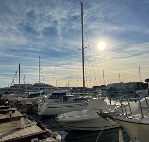 Marina - La Marina de Lairan : 2 chambres terrasse vue Port de Plaisance (Le Grau-du-Roi)