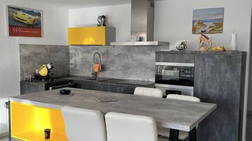 Kühlschrank, Mikrowelle, Ofen, Geschirrspüler