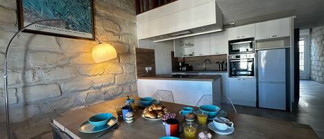 冷蔵庫、電子レンジ、オーブン、コンロ