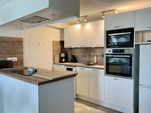 Køleskab, mikrobølgeovn, ovn, kogeplade