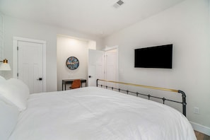 1 bedroom, desk, free WiFi, bed sheets