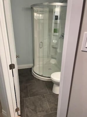 تجهيزات دش، مجففات شعر، مناشف، صابون