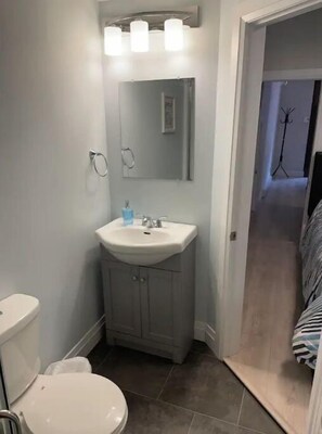 Douche, séchoir à cheveux, serviettes fournies, savon