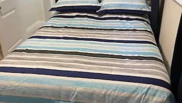 1 quarto, escrivaninha, ferros/tábuas de passar roupa, Wi-Fi de cortesia