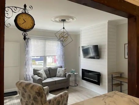 TV, fireplace. "Jellybean row" Main Floor 1 Bedroom Apt- Downtown