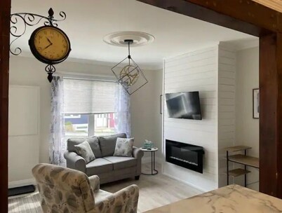 "Jellybean row" Main Floor 1 Bedroom Apt- Downtown