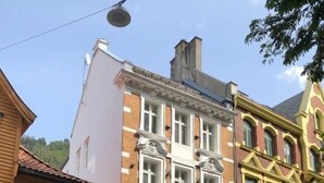 A street view with a building labeled "HOYRES HUS" and a bicycle parked in front. - Stay Bryggen - Serviced Apartments (Bergen)
