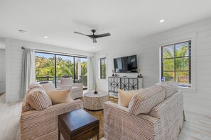 Smart TV, table football, ping pong - Showstopping home with a Pool, Rooftop Deck, and Games! Sun-Day Style (Lido Key)