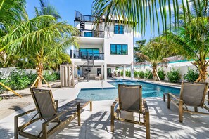 A heated pool - Showstopping home with a Pool, Rooftop Deck, and Games! Sun-Day Style (Lido Key)