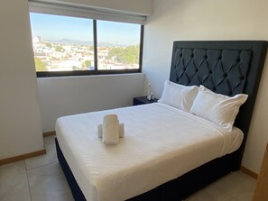 2 habitaciones, escritorio, tabla de planchar con plancha y wifi gratis 
