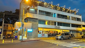 A multi-story building with a ground-floor restaurant named "LA MERA BIRRA". - Hotel Citadin Z4 (Guatemala City)