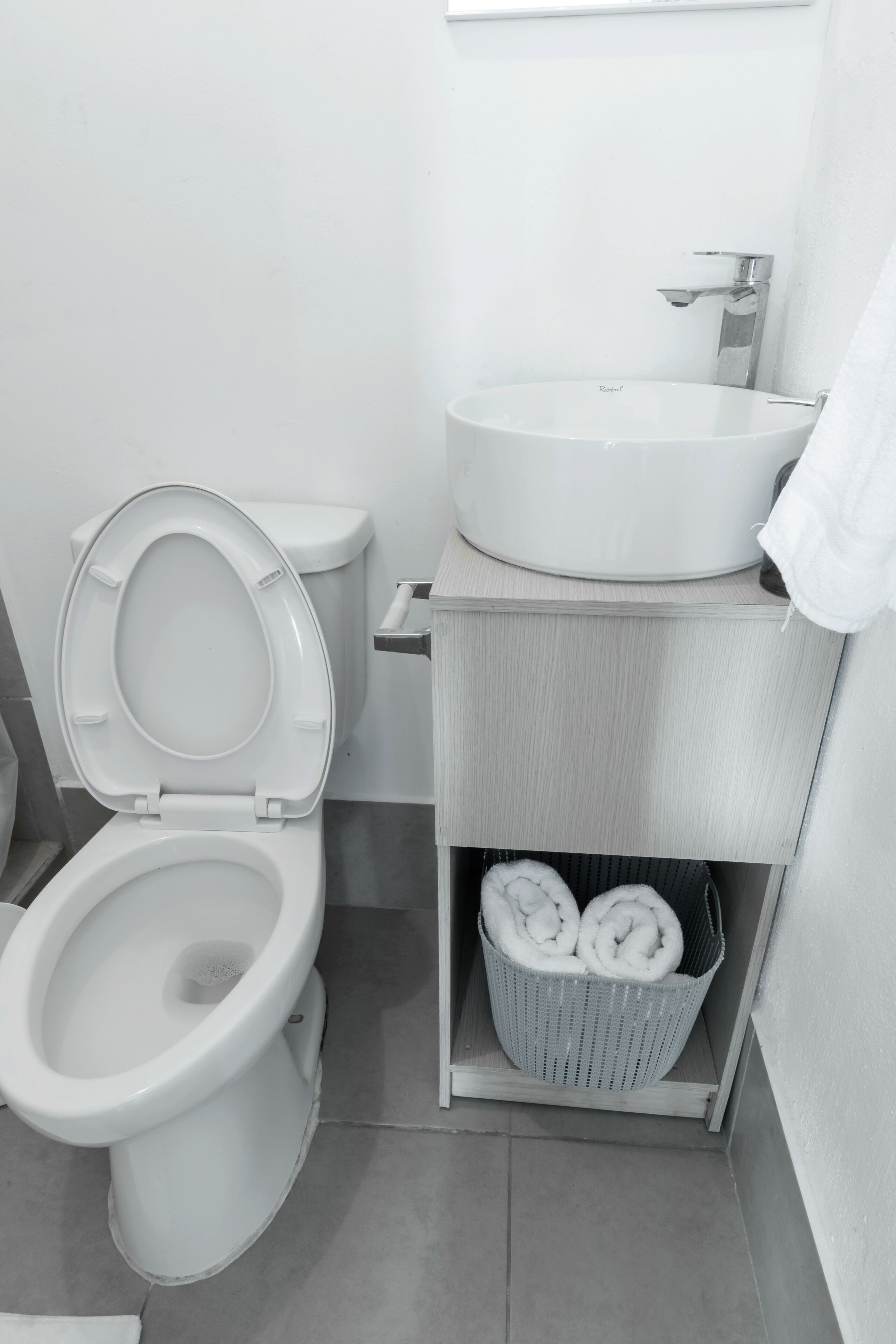 Une salle de bain moderne équipée de toilettes, d’un bidet et d’un lavabo.