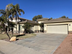 Property grounds - Surprise’s Spacious Oasis – Heated Pool/Spa – Your favorite Stadiums close by (Surprise)