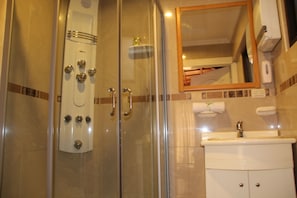 Habitación triple estándar | Baño