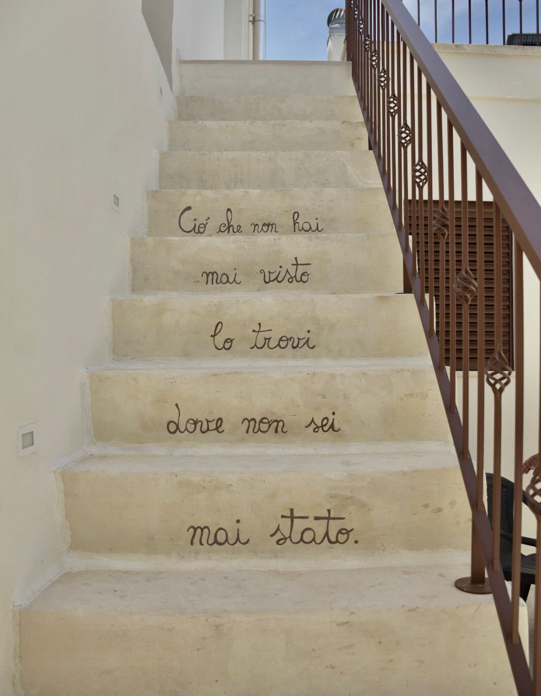 Una escalera con peldaños que tienen texto escrito.