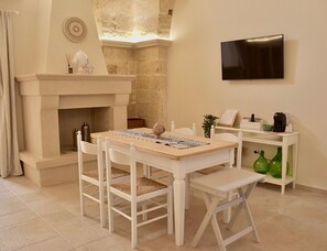Dining - LeVolte luxury apartment and pool (Sternatia)