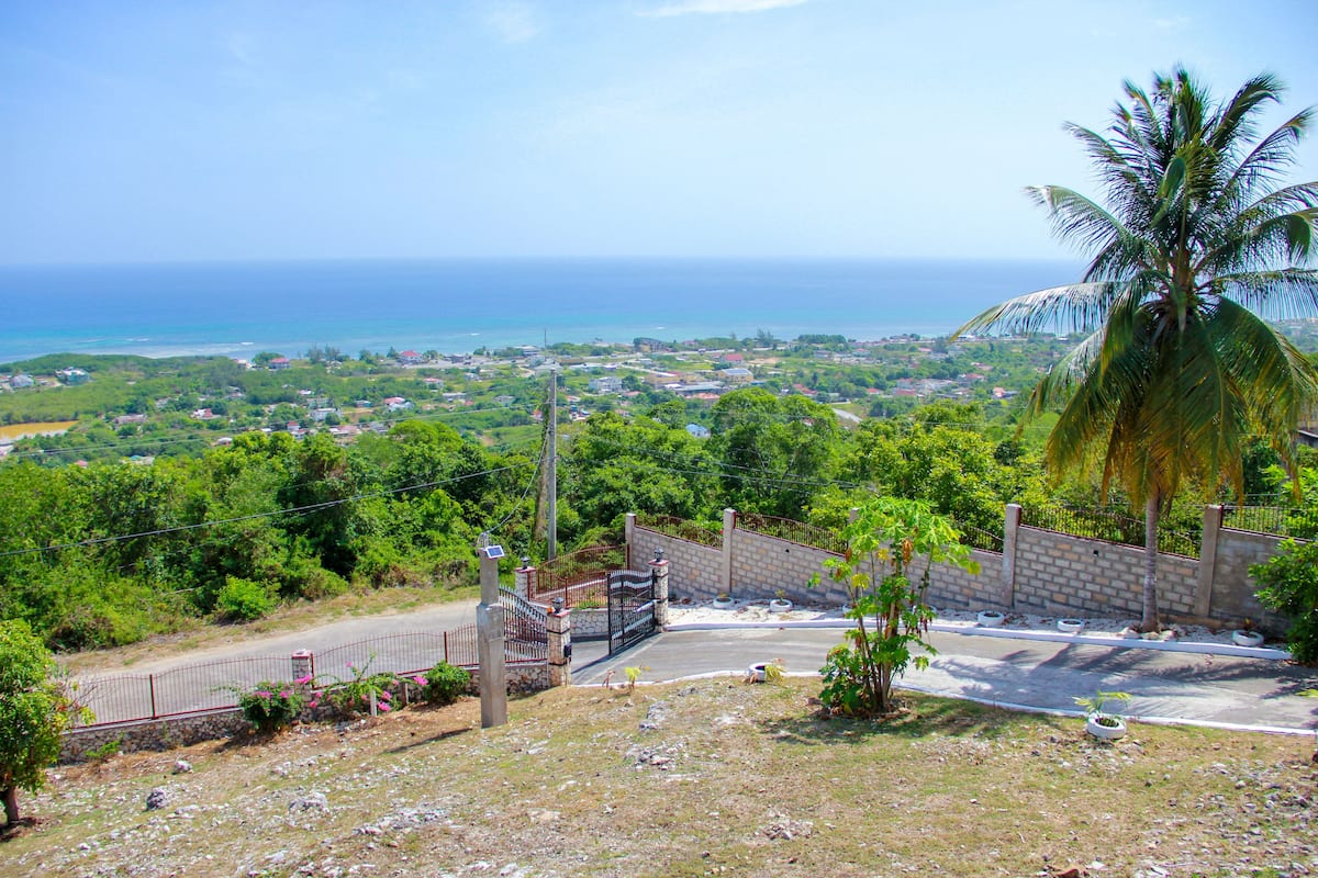 Villa panorámica, 3 habitaciones, vista al mar, junto a la montaña | Vista del balcón