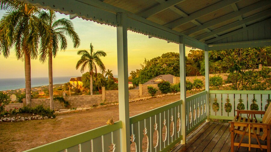 Sunshine Lodge- Your Home Away From Home