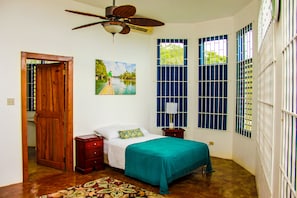 1 habitación, decoración personalizada y muebles diferentes