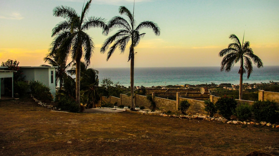 Sunshine Lodge- Your Home Away From Home