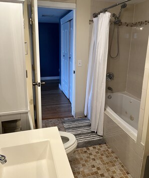 Een douche, een bubbelbad, handdoeken, zeep